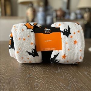 Halloween throw with Bat prints
